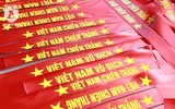 Trắng đêm may cờ Tổ quốc, in băng rôn phục vụ người hâm mộ bóng đá Việt Nam